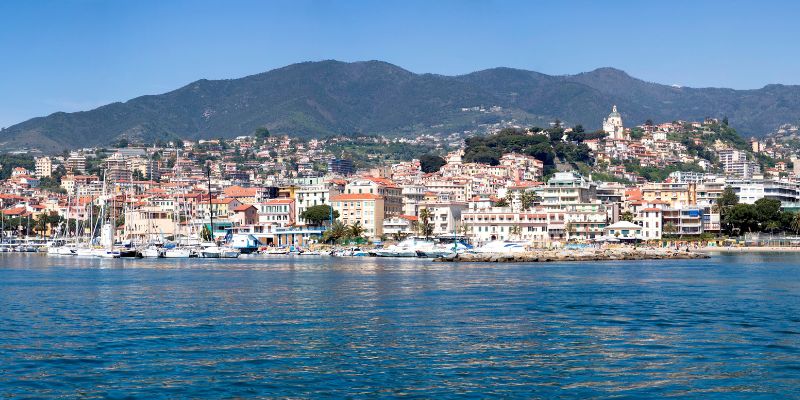 Stazione di Sanremo cagnetta partorisce, il Comune si mobilita