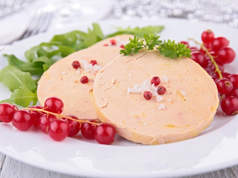L’alimentazione forzata per produrre il foie gras provoca dolori e malattie a oche e anatre